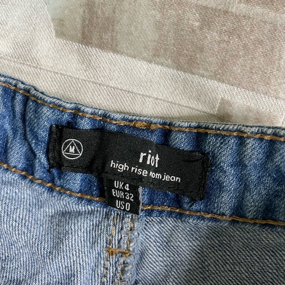 Missguided Riot High Rise Mom Jeans Distressed Size 0 - Picture 5 of 7